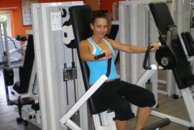 Mellgépezés ülve és mosolyogva