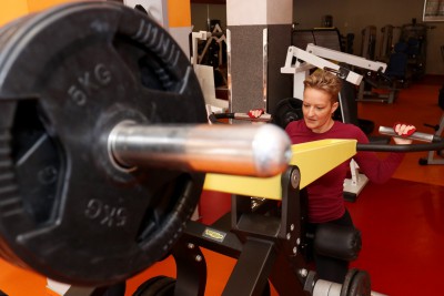 Vállhoz húzás ülve, gépen 1