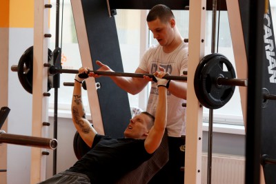 Srácok az erőkereten szögbe nyomnak..